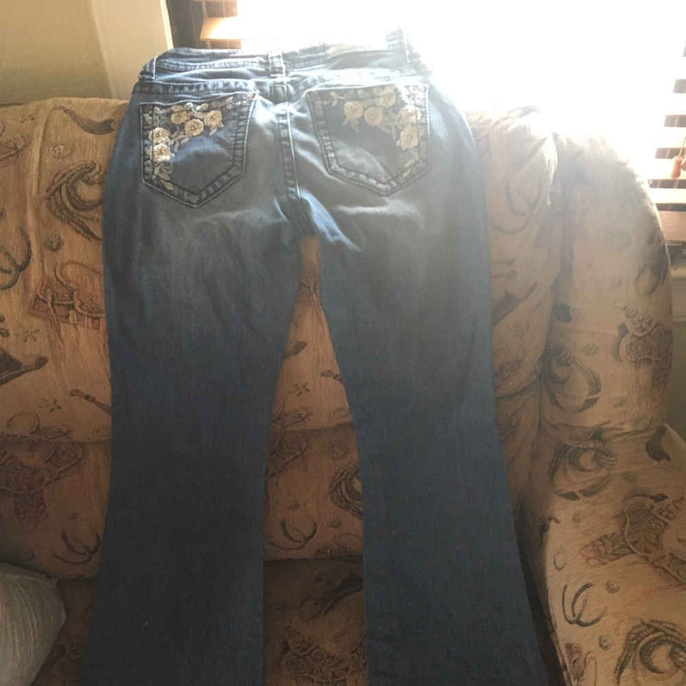 Flare jeans w cute flowers in pockets. Rip on btm